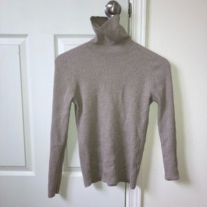 everlane cream italian merino rib turtleneck sweater - size medium